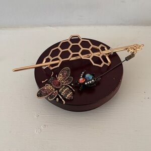Gold Tone Honeycomb & Jeweled Insect Hair Stick Set - Pink/Multicolor